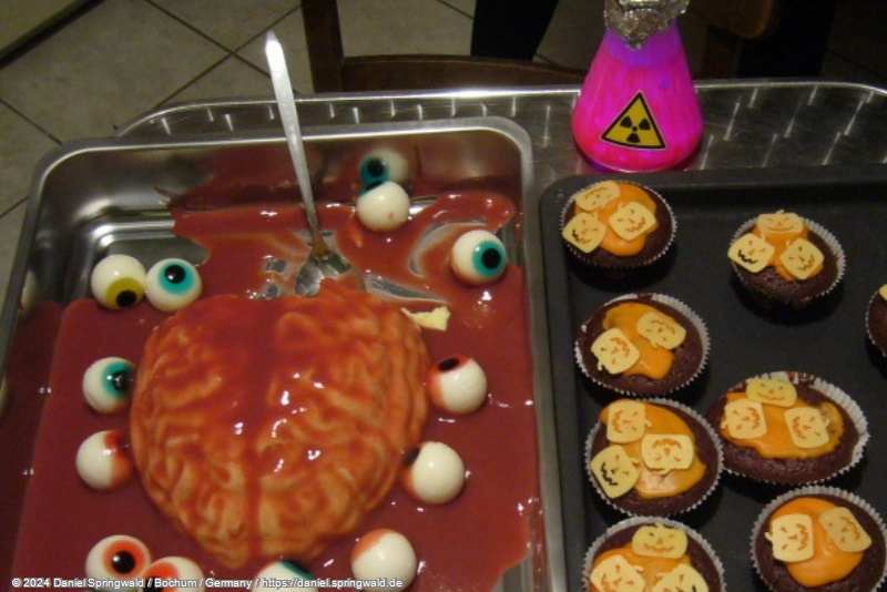 Gehirn-Pudding mit Augen und roter Blutsuppe