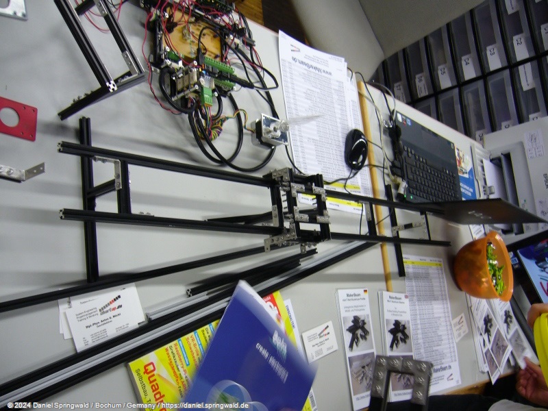 Ein Schlitten konstruiert aus Alu Profilen mit Kugellagern - MakerBeam Alu Profile