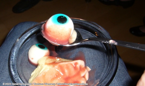 Gehirn-Pudding mit Augen und roter Blutsuppe