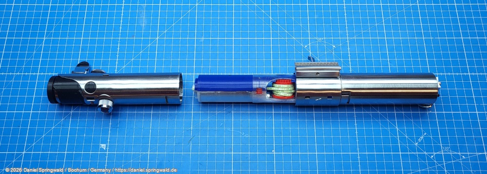 Das neue Innenleben eingesetzt in den geöffneten Graflex Lichtschwert Griff